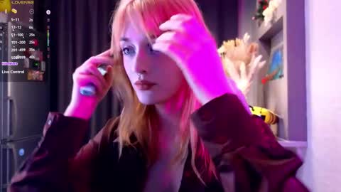 Ella online show from 09.17.25