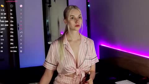 Snapshot of hitchcocianblonde_ chatting on 10.01.25 Mary online show from 10.01.25