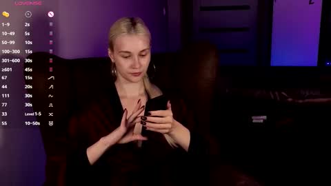 Snapshot of hitchcocianblonde_ chatting on 10.14.25 Mary online show from 10.14.25