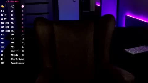 Snapshot of hitchcocianblonde_ chatting on 11.04.25 Mary online show from 11.04.25