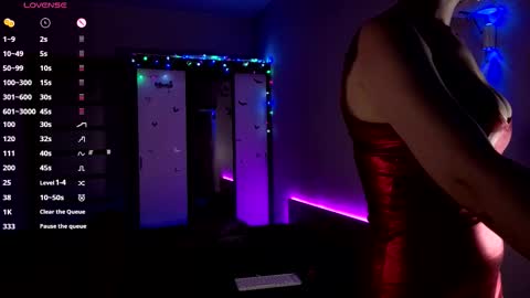 Snapshot of hitchcocianblonde_ chatting on 11.05.25 Mary online show from 11.05.25