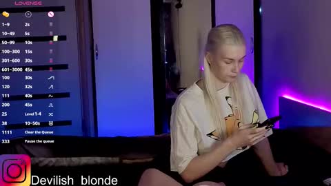 Snapshot of hitchcocianblonde_ chatting on 11.29.25 Mary online show from 11.29.25