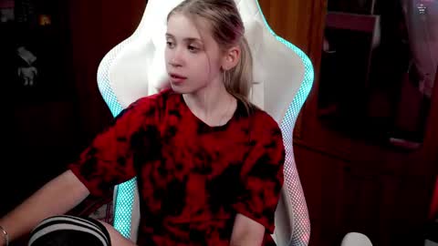 Holly online show from 09.15.25