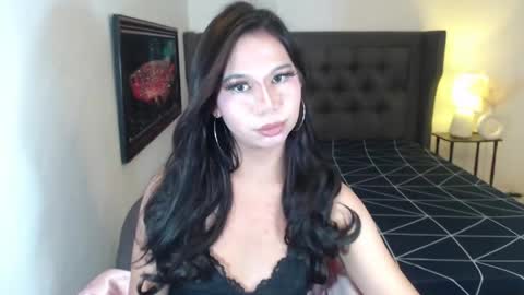 hoe_freesia online show from 04.17.26