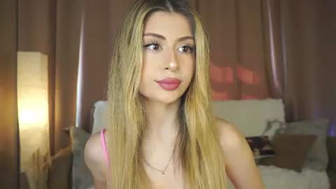 Snapshot of holayoula chatting on 06.11.26 Moni Monica online show from 06.11.26