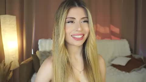 Snapshot of holayoula chatting on 06.20.26 Moni Monica online show from 06.20.26