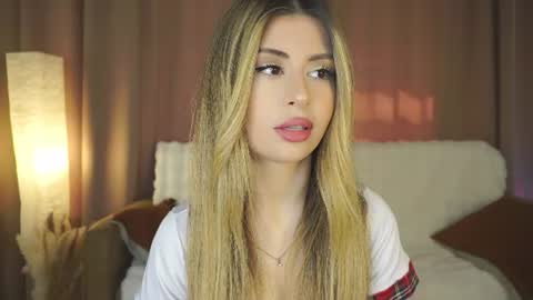 Snapshot of holayoula chatting on 06.23.26 Moni Monica online show from 06.23.26