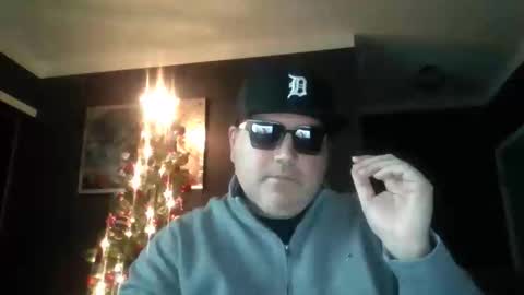 Snapshot of holden_minutz chatting on 12.17.25 holden_minutz online show from 12.17.25