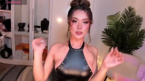 Snapshot of holee_laura chatting on 01.12.25 Ms. Laura online show from 01.12.25