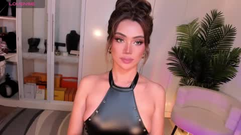 Snapshot of holee_laura chatting on 02.02.25 Ms. Laura online show from 02.02.25