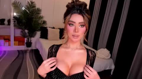 Snapshot of holee_laura chatting on 09.17.25 Ms. Laura online show from 09.17.25