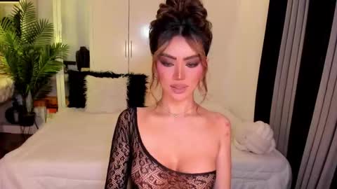 Snapshot of holee_laura chatting on 09.21.25 Ms. Laura online show from 09.21.25