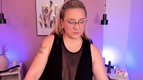 Hollie online show from 10.07.25