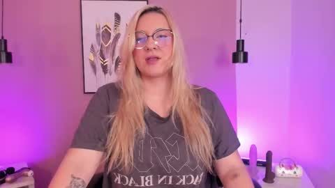 Hollie online show from 10.17.25