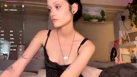 Snapshot of holliedavine chatting on 06.25.26 Ava online show from 06.25.26