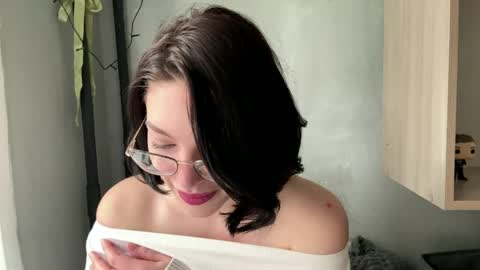 Snapshot of hollisguerrette chatting on 04.15.26 Sofia online show from 04.15.26