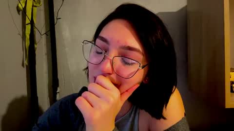 Snapshot of hollisguerrette chatting on 04.16.26 Sofia online show from 04.16.26