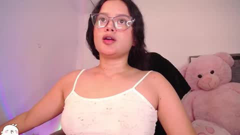 holly_16 online show from 10.05.25