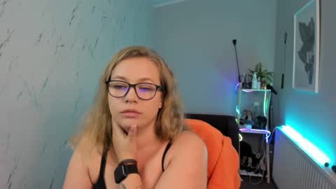 Snapshot of holly_bb95 chatting on 09.23.25 Holly online show from 09.23.25