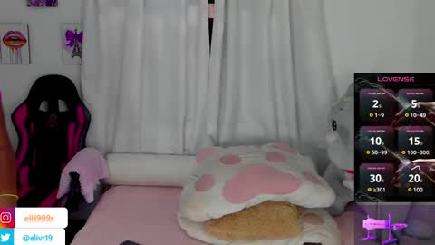 Snapshot of holly_jorda chatting on 03.11.25 online show from 03.11.25