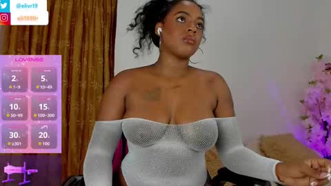 Snapshot of holly_jorda chatting on 09.17.25 online show from 09.17.25