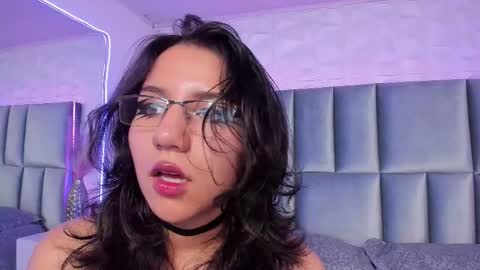 hollypeach_ online show from 12.18.25