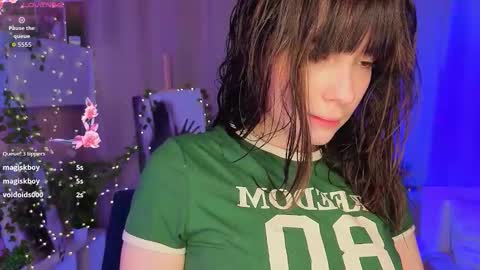 Snapshot of honeey_beee chatting on 11.10.25 May online show from 11.10.25