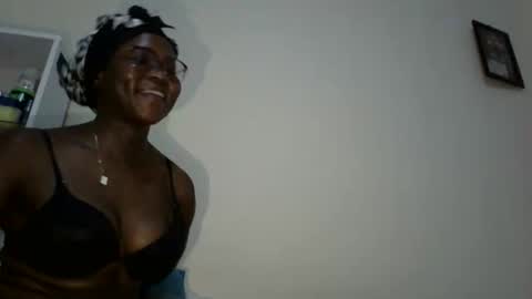 Snapshot of honevey chatting on 04.13.26 Honevey online show from 04.13.26