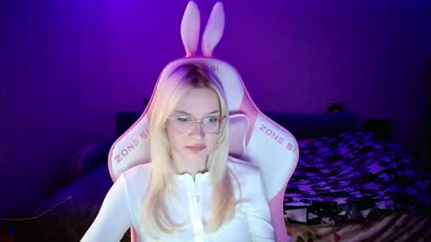 Snapshot of honey_bold chatting on 12.04.25 honey_bold online show from 12.04.25