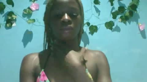 Snapshot of honey_bug2 chatting on 09.08.25 Queen online show from 09.08.25