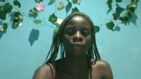 Snapshot of honey_bug2 chatting on 09.24.25 Queen online show from 09.24.25