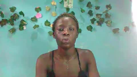 Snapshot of honey_bug2 chatting on 10.16.25 Queen online show from 10.16.25