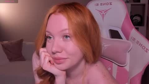 Snapshot of honeyautumn chatting on 06.18.26 honeyautumn online show from 06.18.26