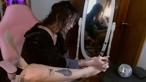 Snapshot of honeybeexo333 chatting on 11.19.25 Honey Bee online show from 11.19.25