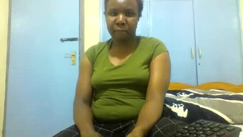 Snapshot of honeymuny chatting on 10.28.25 Honeymuny online show from 10.28.25