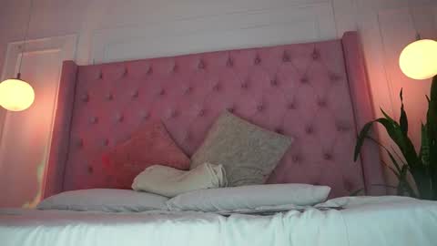 Honey Moon  Help me to reach 100 thumbs up online show from 04.15.26