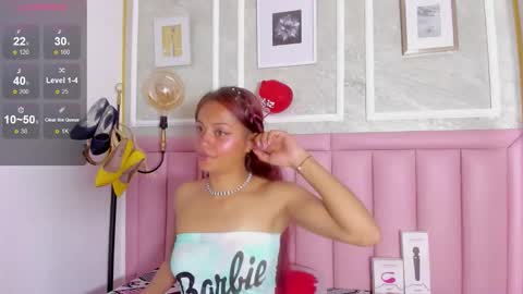 Snapshot of hoollyhendrix chatting on 02.17.26 holly online show from 02.17.26