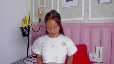 Snapshot of hoollyhendrix chatting on 02.19.26 holly online show from 02.19.26