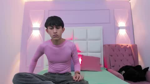 Snapshot of hoot_booys_ chatting on 10.28.25 hoot_booys_ online show from 10.28.25