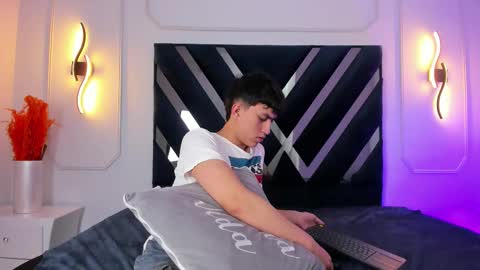 Snapshot of hoot_booys_ chatting on 02.26.26 hoot_booys_ online show from 02.26.26