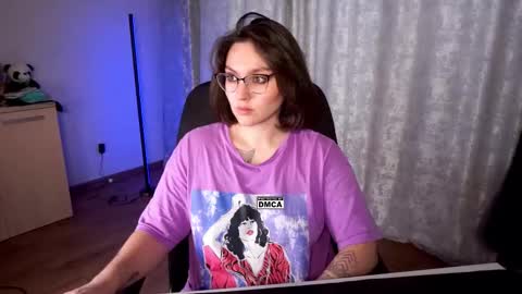 Snapshot of hoot_owl_cb chatting on 10.20.25 Karina online show from 10.20.25