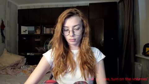 Snapshot of hoppypoppyy chatting on 10.13.25 Bambi online show from 10.13.25