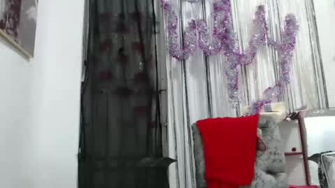 Snapshot of horny_mommy17 chatting on 12.16.24 armina online show from 12.16.24