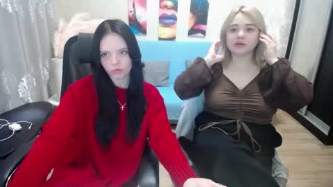Lola and Lana online show from 12.21.25