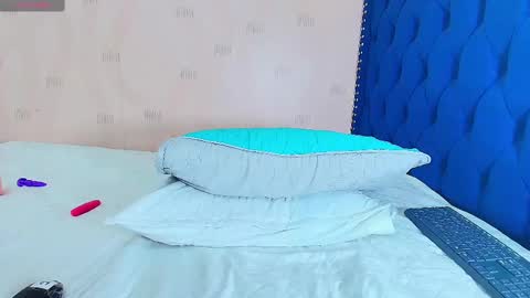 Snapshot of hornylatimommy chatting on 02.18.25 Natasha online show from 02.18.25