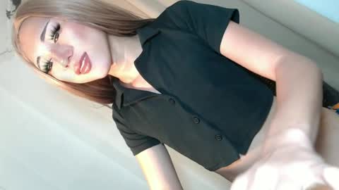 Snapshot of hot_little_angel18 chatting on 06.28.26 hot_little_angel18 online show from 06.28.26