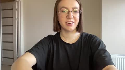 Snapshot of hot_lliinns chatting on 12.17.24 Lina online show from 12.17.24