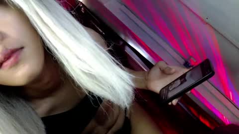 Snapshot of hot_moma69 chatting on 04.14.26 hot_moma69 online show from 04.14.26