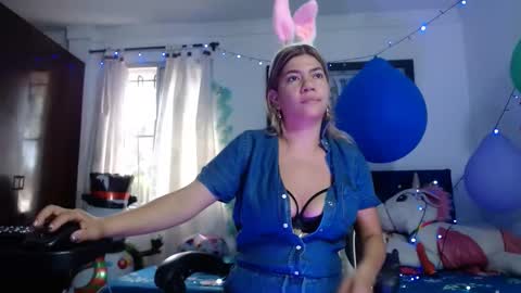 Snapshot of hot_sexy_bunny chatting on 01.18.25 hot sexy bunny online show from 01.18.25