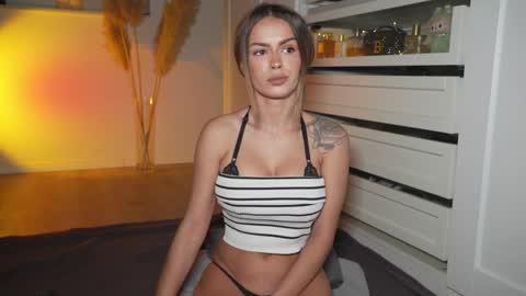 Snapshot of hotbella_ chatting on 10.26.25 Bella online show from 10.26.25